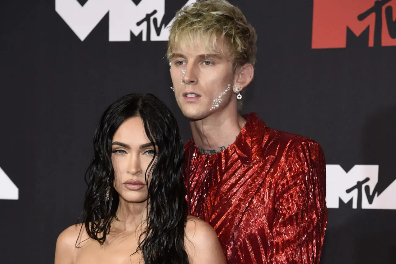 Megan Fox, Machine Gun Kelly'e seslendi: "Beni ya öldür ya da hamile bırak"  | Independent Türkçe