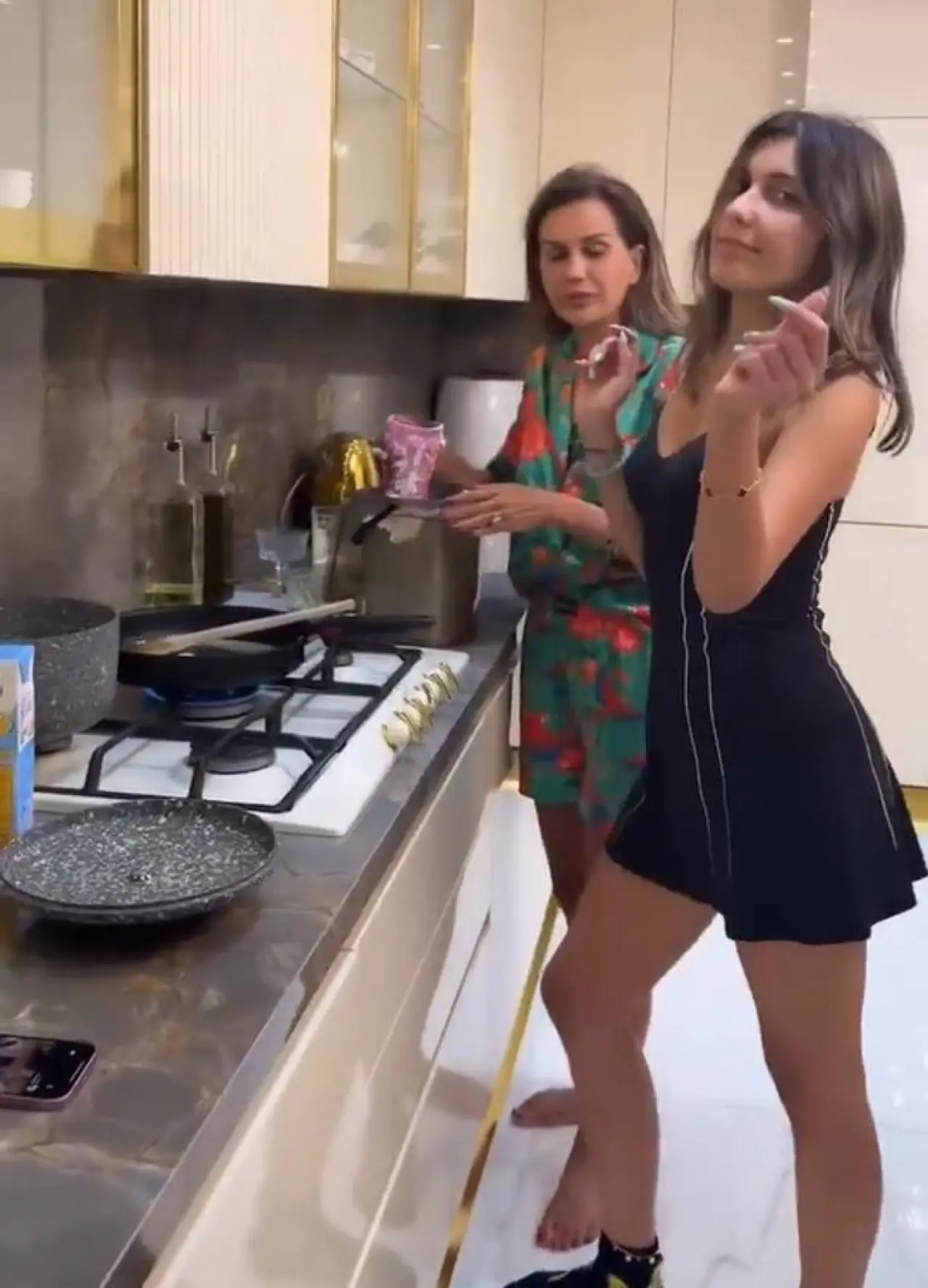 Dilan Polat paylaştı.... Bahar Candan'ın helva yaptığı görüntüler tepki çekti! - Magazin Haberleri