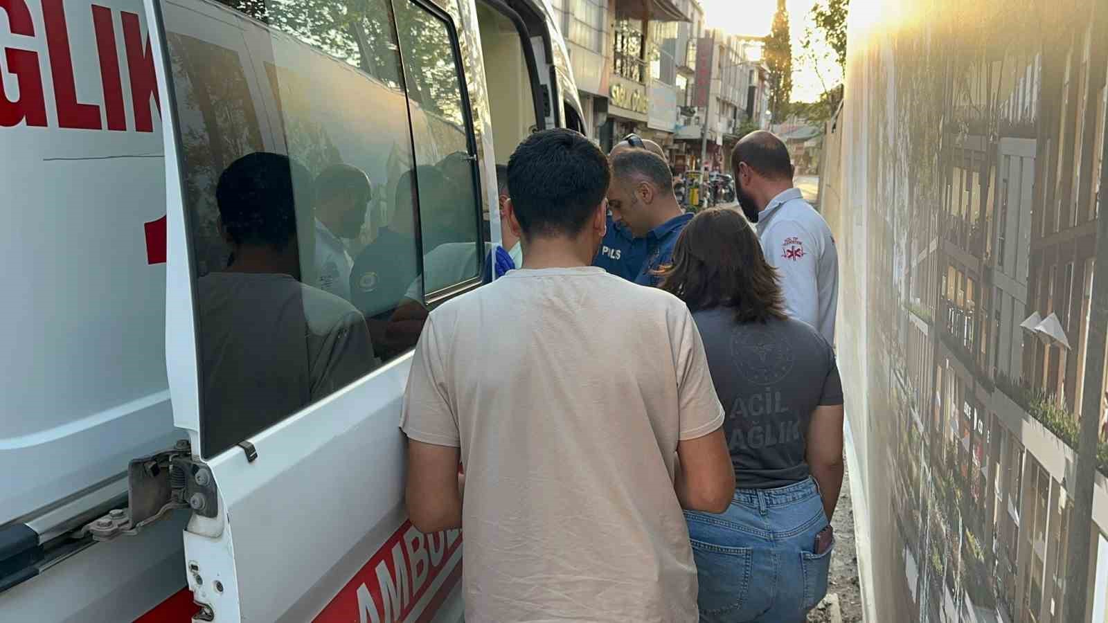 adiyamanda-sokak-ortasinda-bicakli-saldiriya-ugrayan-2-kisi-yaralandi