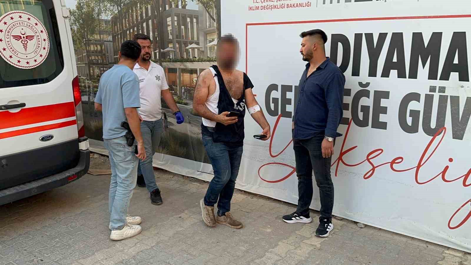 adiyamanda-sokak-ortasinda-bicakli-saldiriya-ugrayan-2-kisi-yaralandi