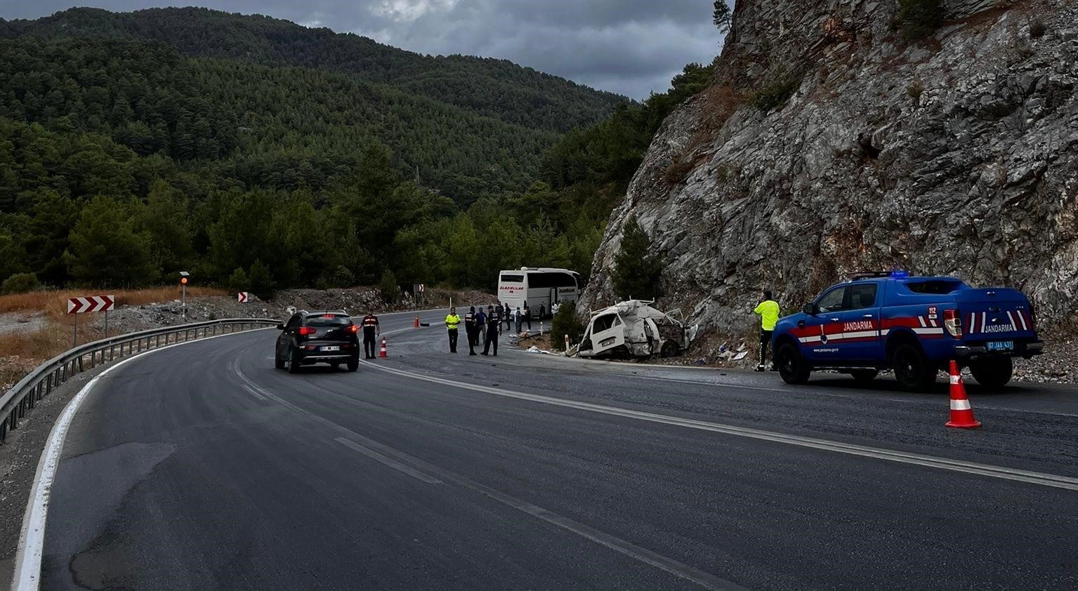 antalyada-yolcu-otobusu-ile-hafif-ticari-arac-carpisti-1-olu-1-yarali