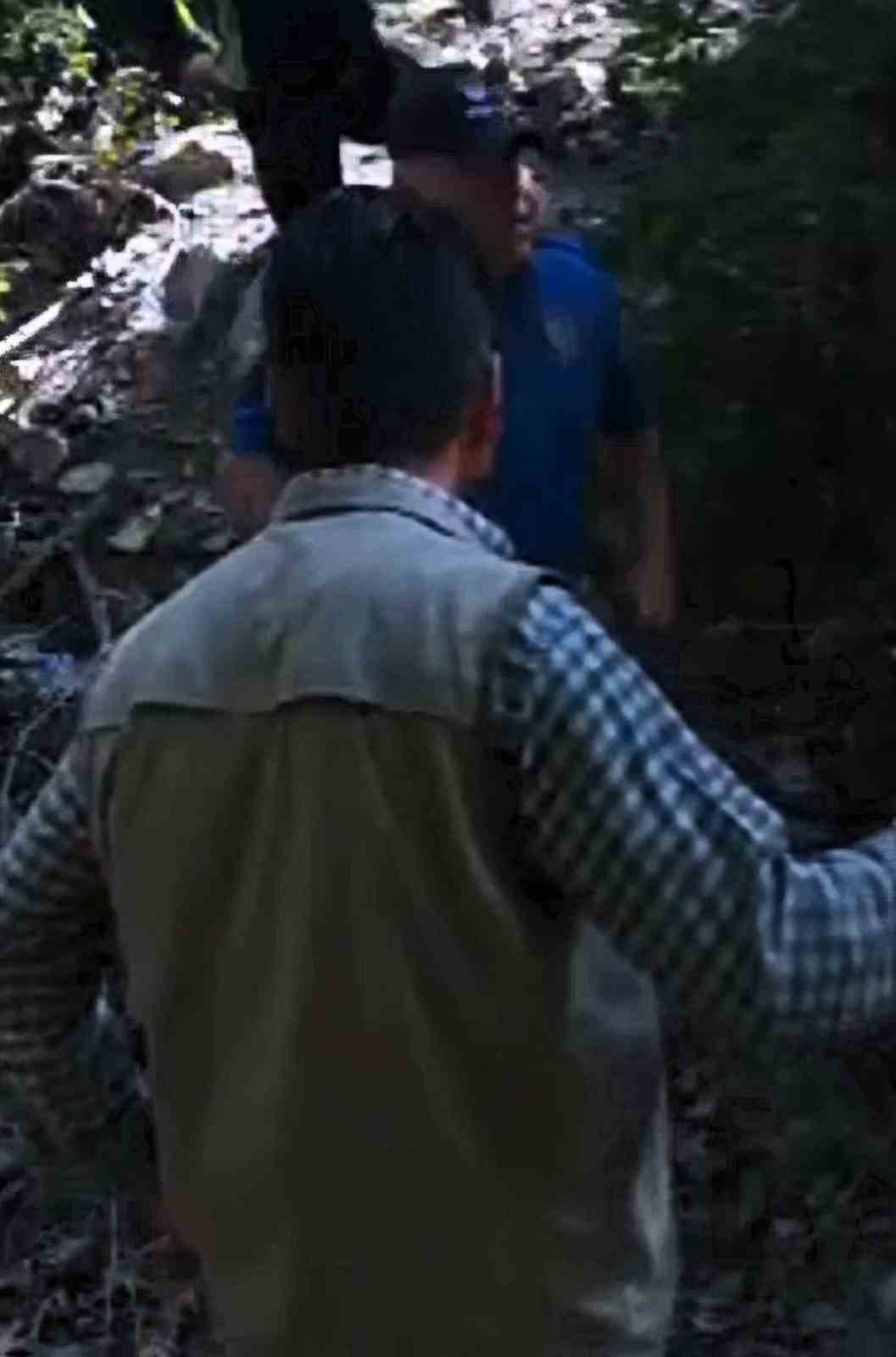 boz-ayi-avlayan-iki-avci-fotokapana-yakalandi