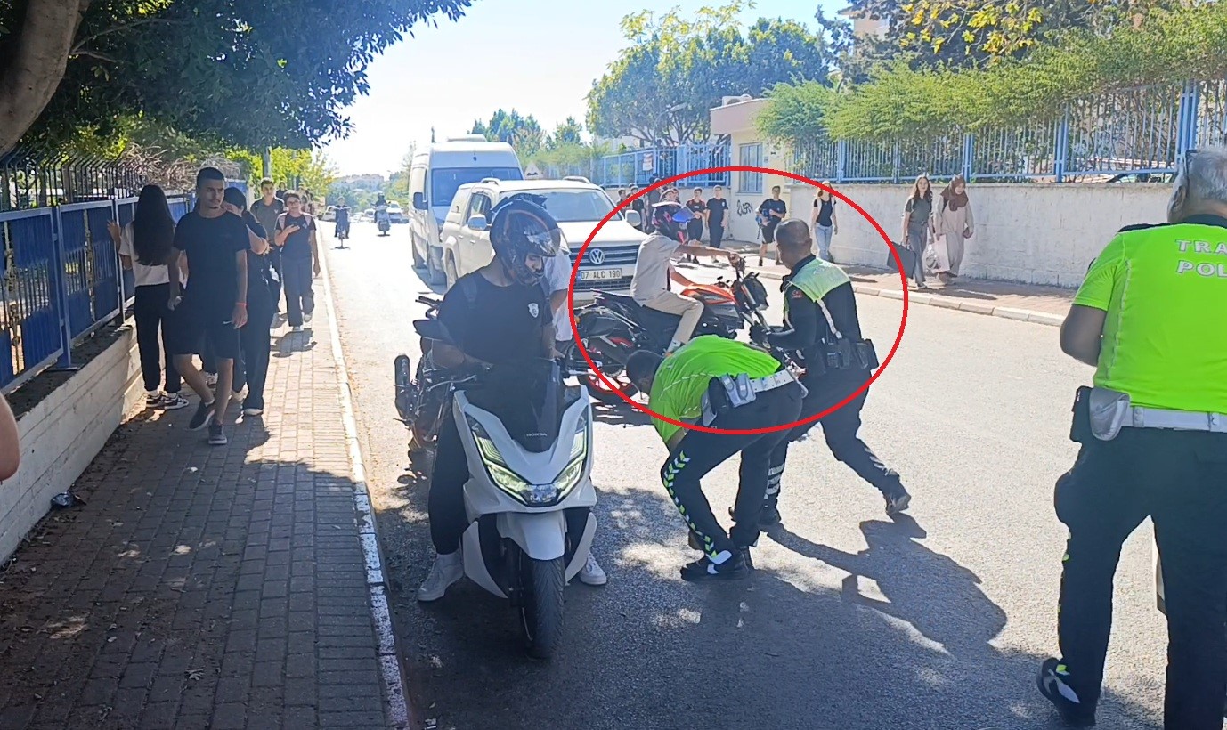 denetime-takilan-motosikletli-polisin-arkasini-donmesini-firsat-bilip-u-donusu-yaparak-kacti