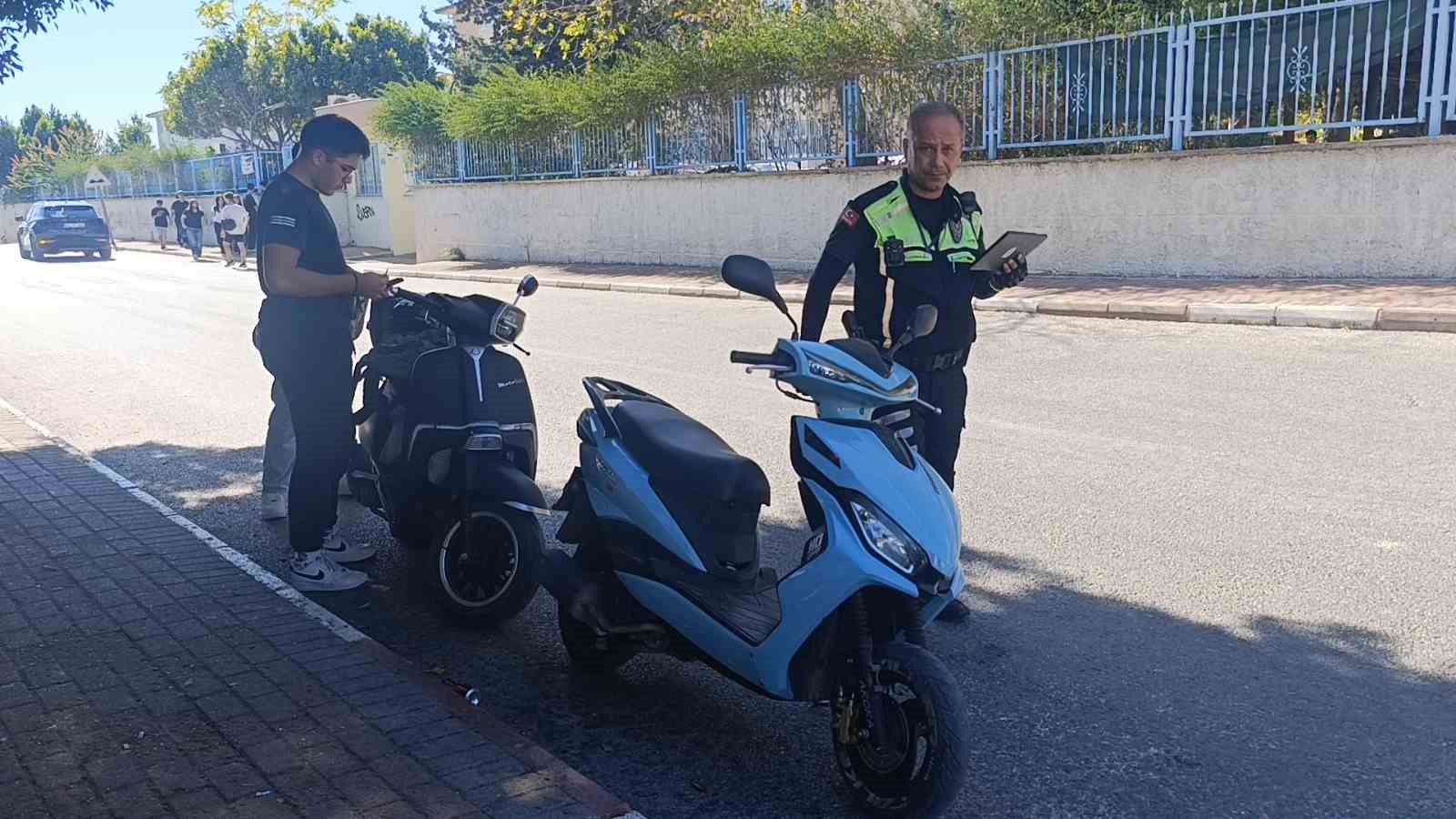 denetime-takilan-motosikletli-polisin-arkasini-donmesini-firsat-bilip-u-donusu-yaparak-kacti