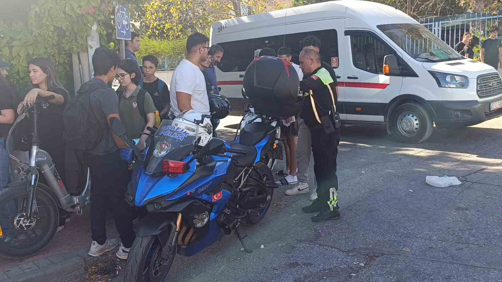 denetime-takilan-motosikletli-polisin-arkasini-donmesini-firsat-bilip-u-donusu-yaparak-kacti