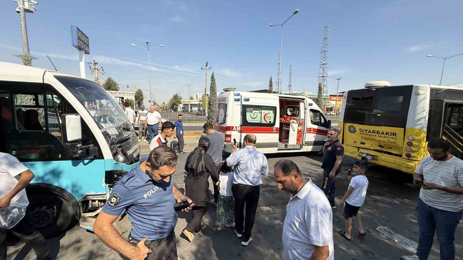 diyarbakirda-freni-patlayan-halk-otobusu-durakta-bekleyen-baska-otobuse-carpti-20-yarali