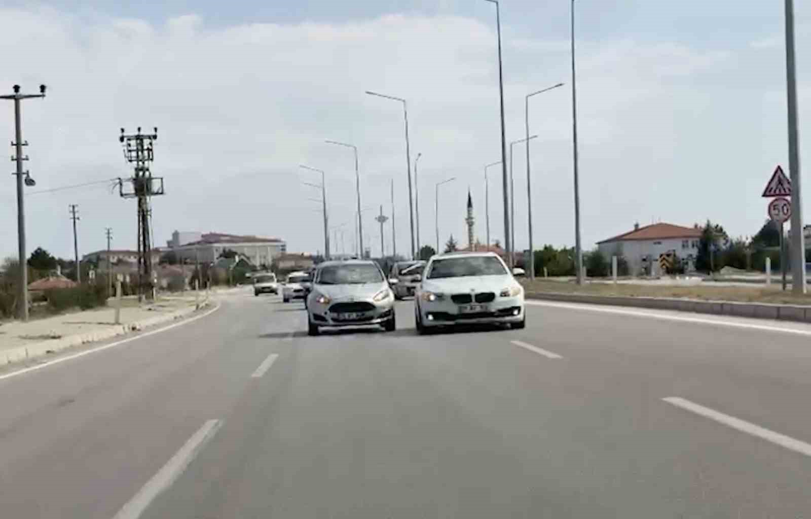 dugun-konvoyundaki-kazaya-bir-surucunun-one-gecme-cabasi-sebep-olmus