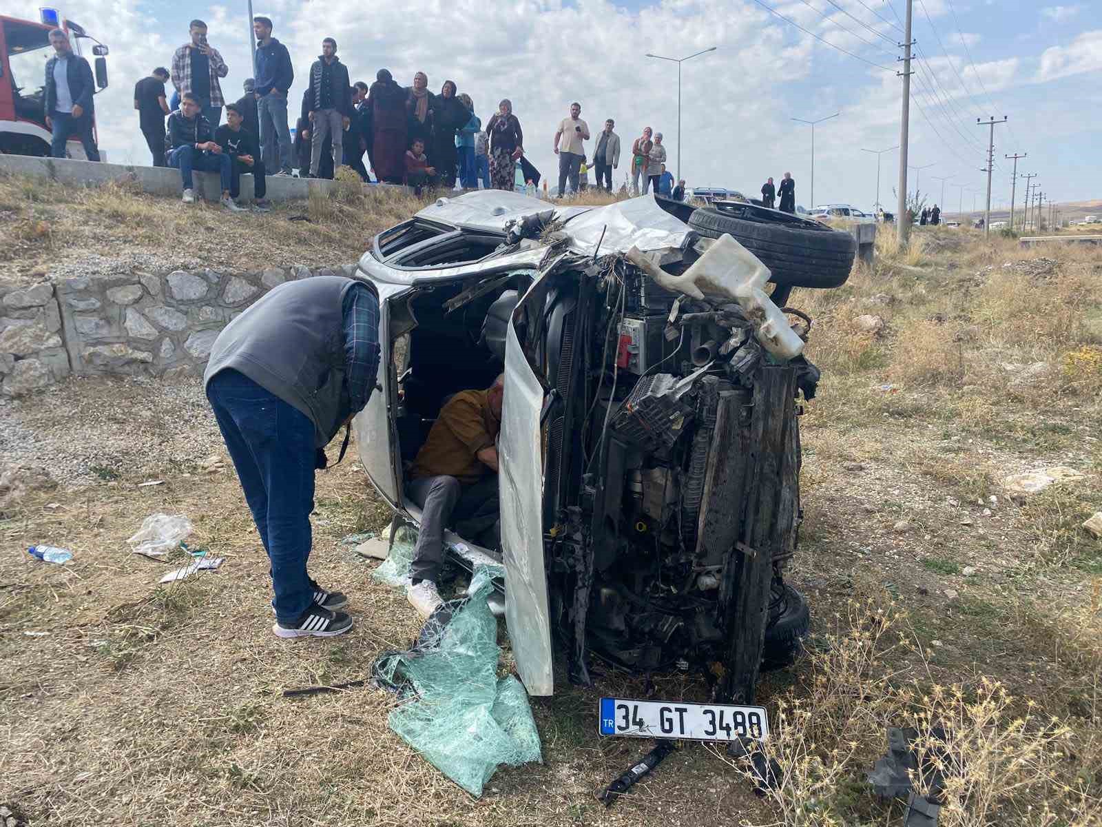 dugun-konvoyundaki-kazaya-bir-surucunun-one-gecme-cabasi-sebep-olmus