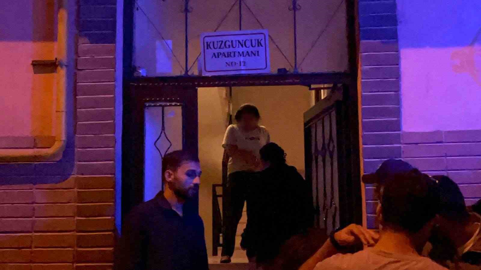 eski-esim-bicakladi-diyen-kadinin-kapisi-kirildi-gercek-herkesi-sasirtti