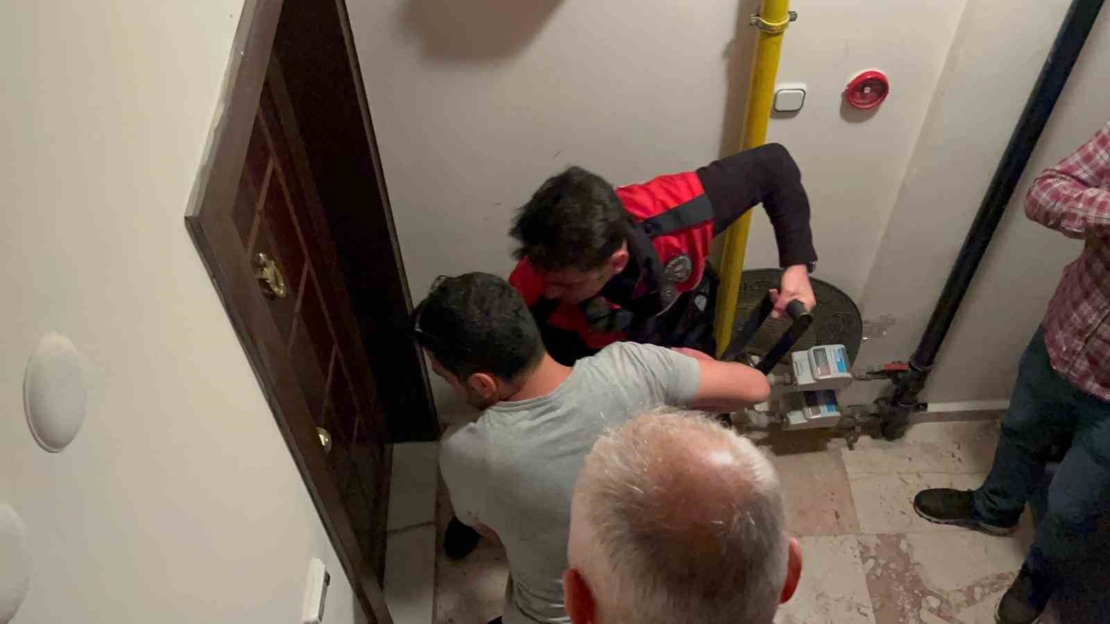 eski-esim-bicakladi-diyen-kadinin-kapisi-kirildi-gercek-herkesi-sasirtti