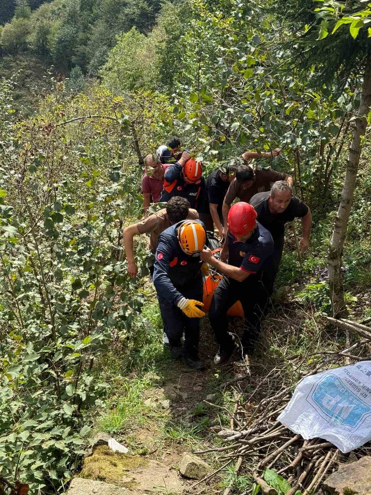 giresunda-arac-ucuruma-yuvarlandi-1-olu-1-yarali