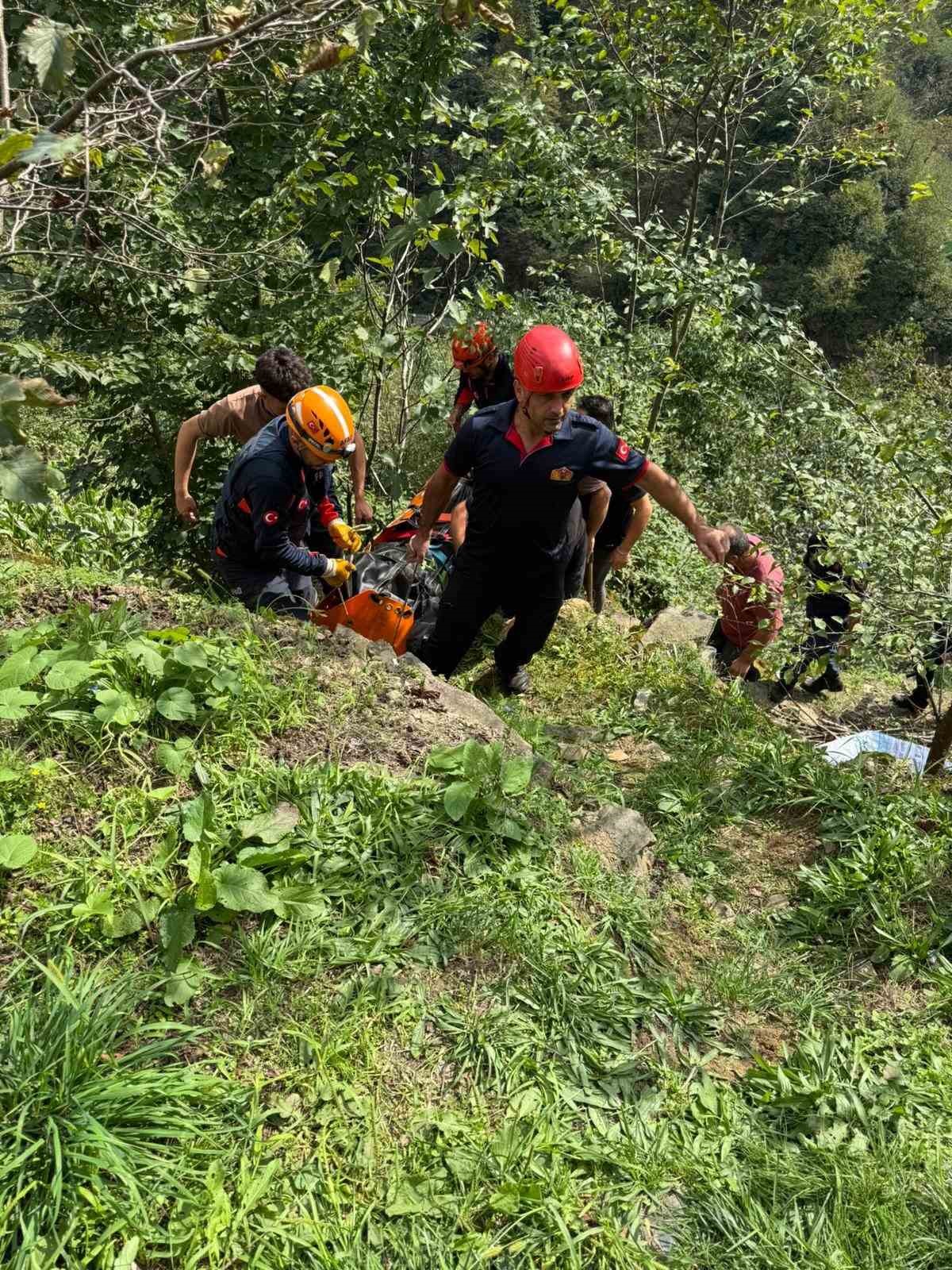 giresunda-arac-ucuruma-yuvarlandi-1-olu-1-yarali