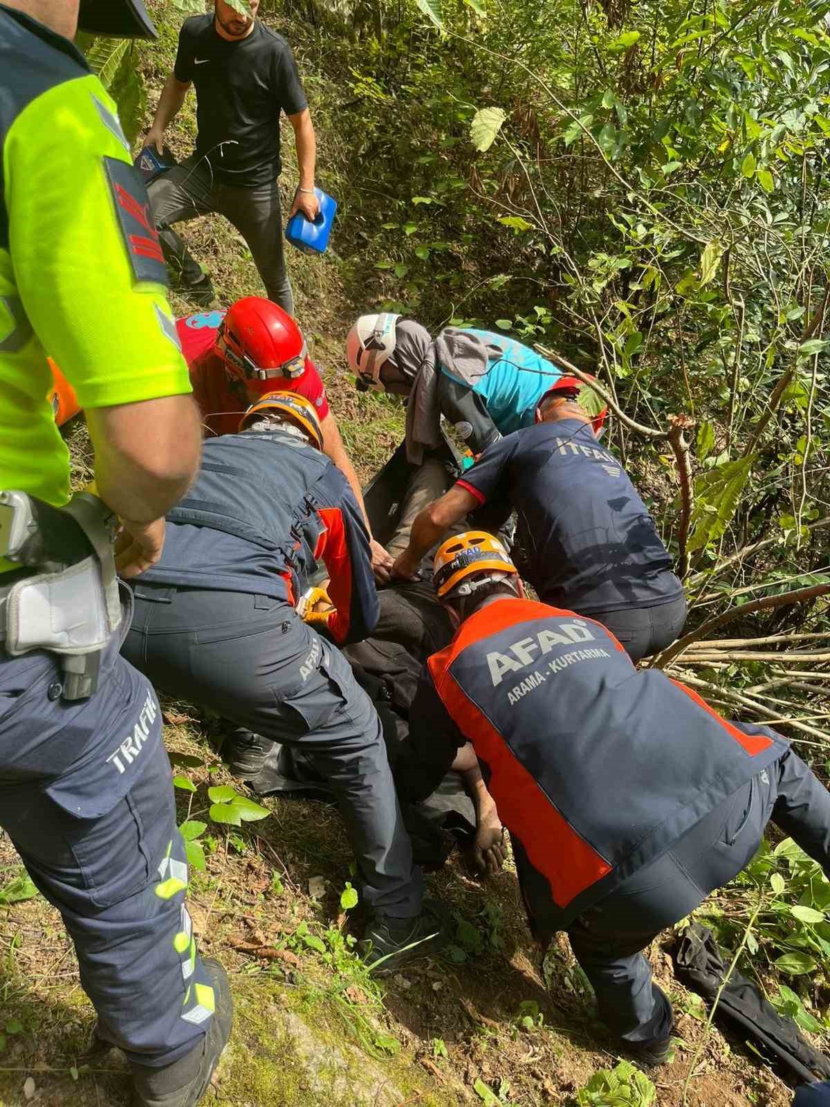 giresunda-arac-ucuruma-yuvarlandi-1-olu-1-yarali