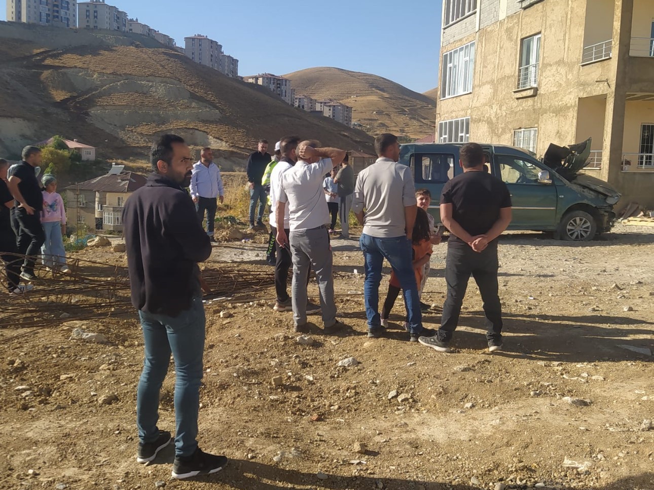 hakkaride-viraji-alamayan-otomobil-devrildi-1i-agir-4-yarali