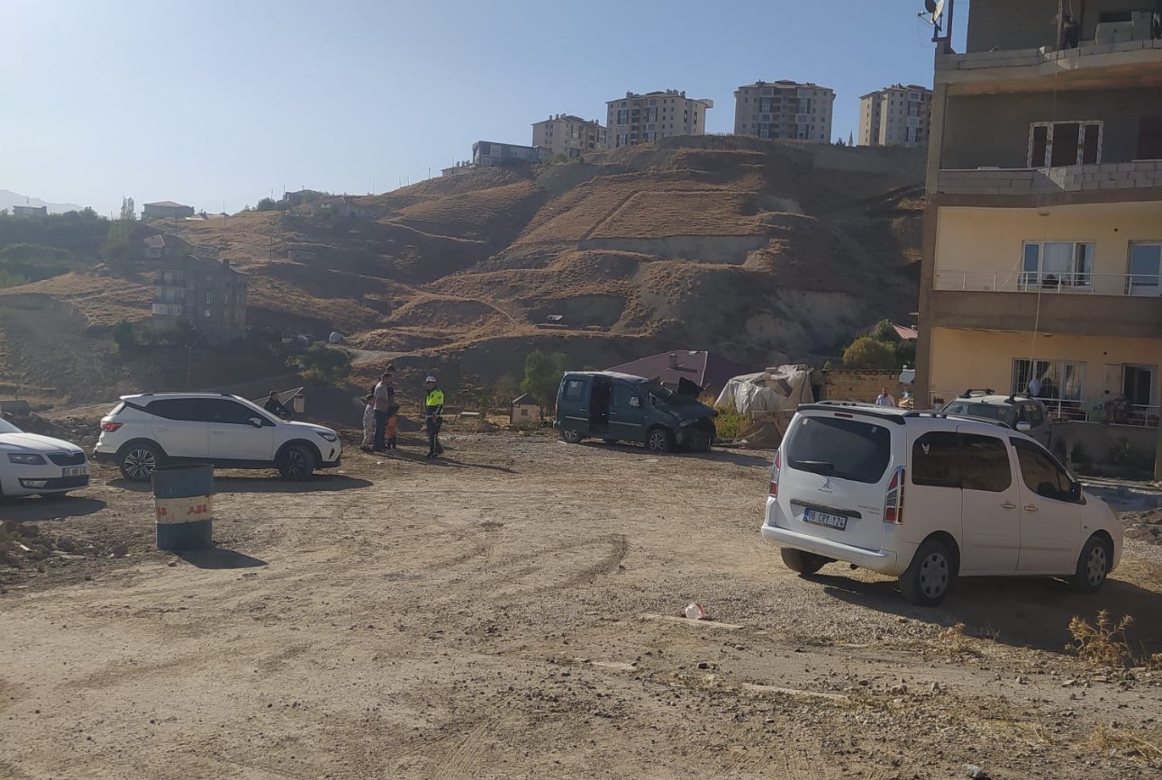 hakkaride-viraji-alamayan-otomobil-devrildi-1i-agir-4-yarali