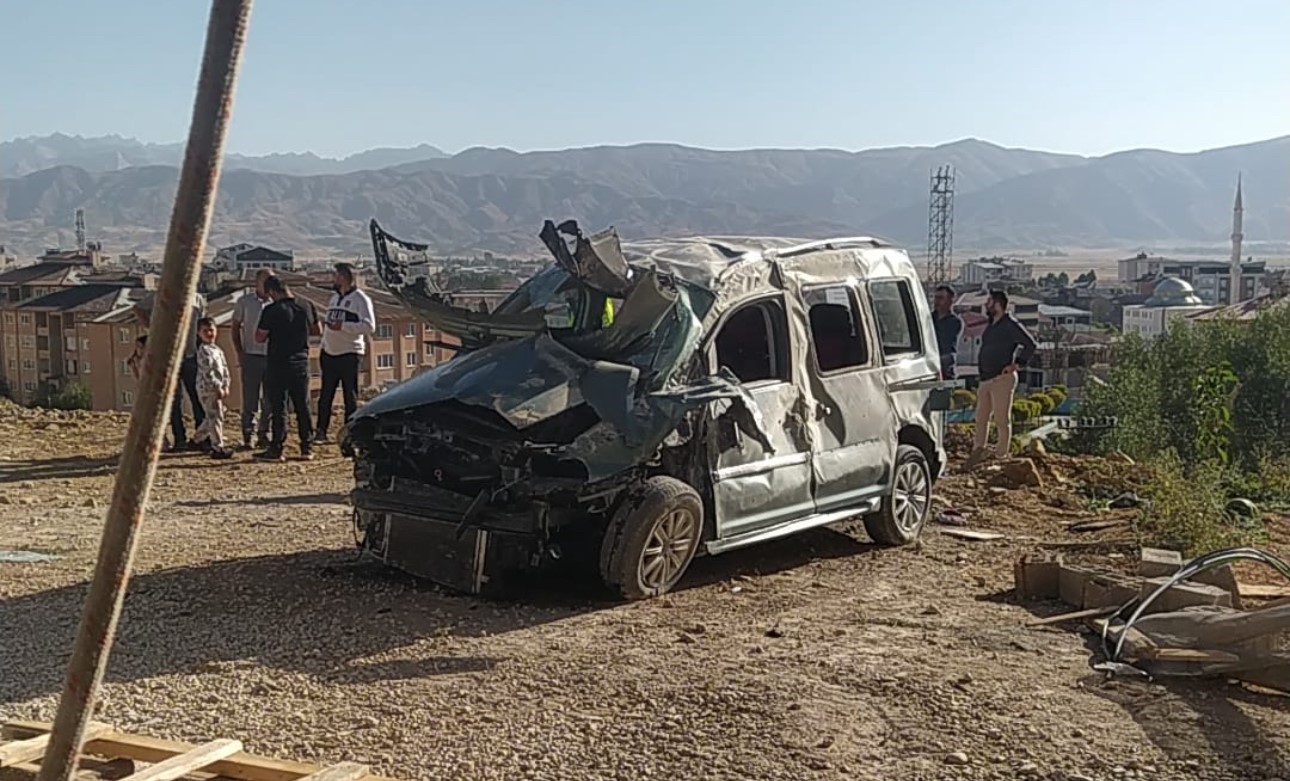 hakkaride-viraji-alamayan-otomobil-devrildi-1i-agir-4-yarali