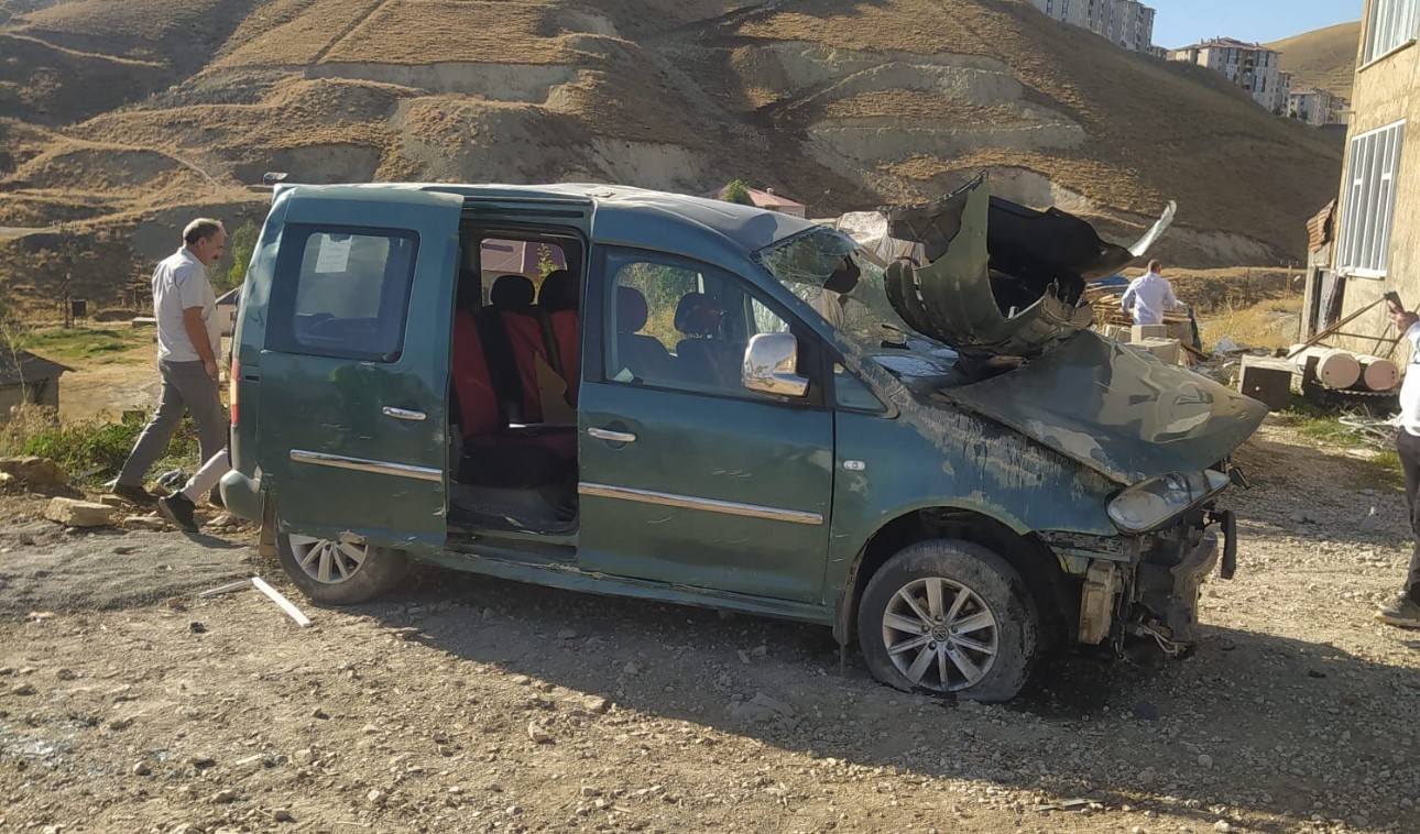 hakkaride-viraji-alamayan-otomobil-devrildi-1i-agir-4-yarali