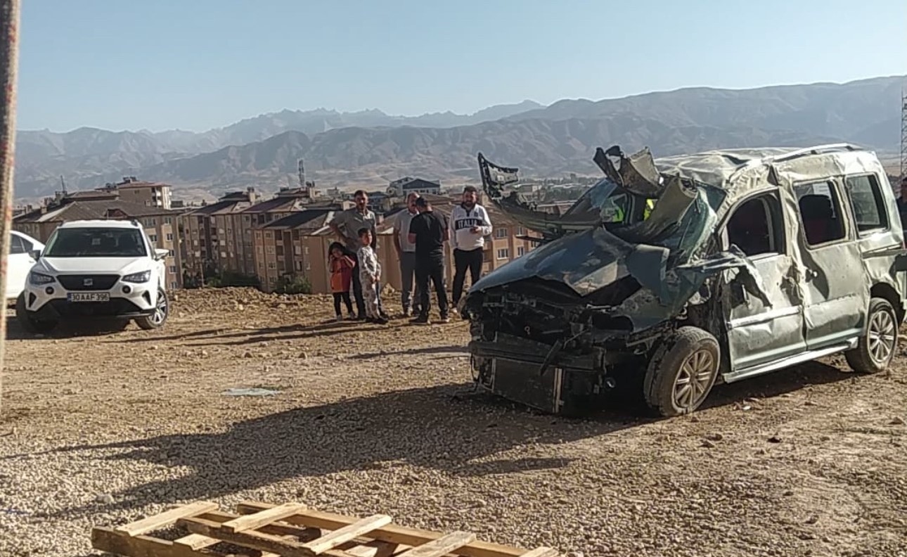 hakkaride-viraji-alamayan-otomobil-devrildi-1i-agir-4-yarali