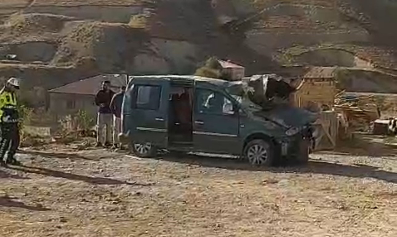 hakkaride-viraji-alamayan-otomobil-devrildi-1i-agir-4-yarali