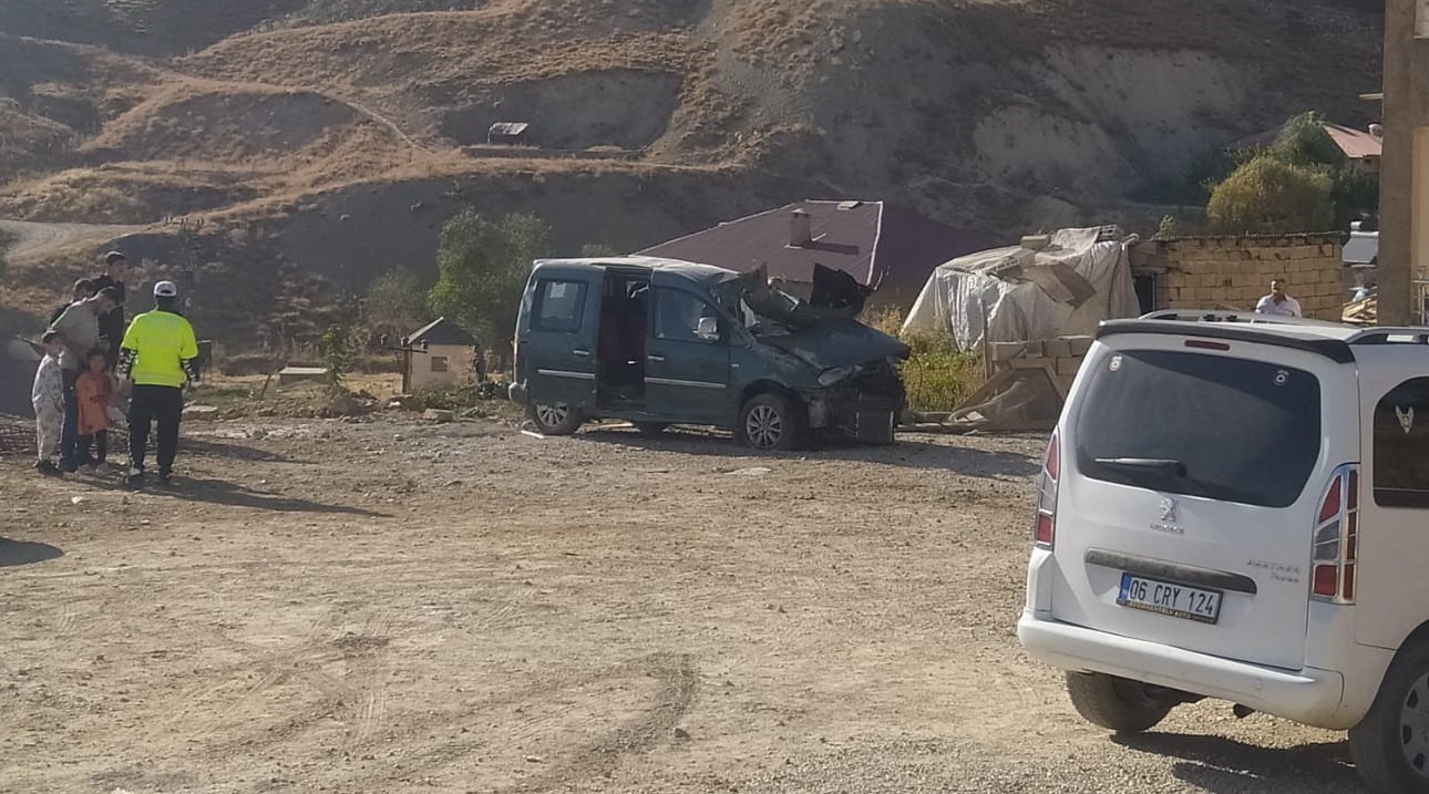 hakkaride-viraji-alamayan-otomobil-devrildi-1i-agir-4-yarali