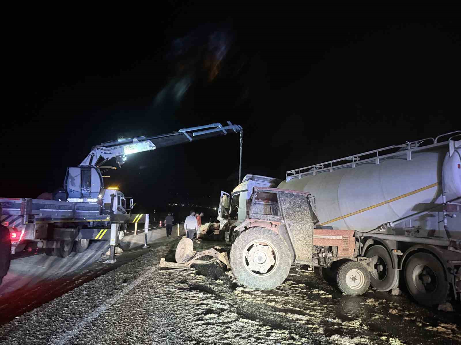 igdir-dogubayazit-yolunda-traktor-ile-kamyon-carpisti-3-yarali