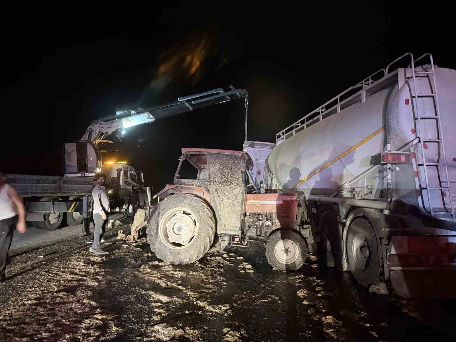 igdir-dogubayazit-yolunda-traktor-ile-kamyon-carpisti-3-yarali