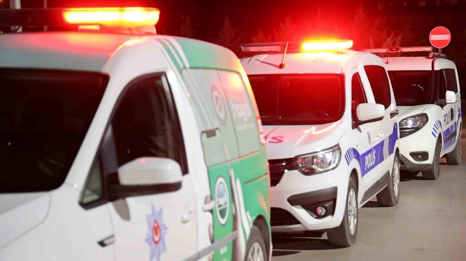 kavga-eden-gencler-birbirlerini-bicakladi-2-yarali