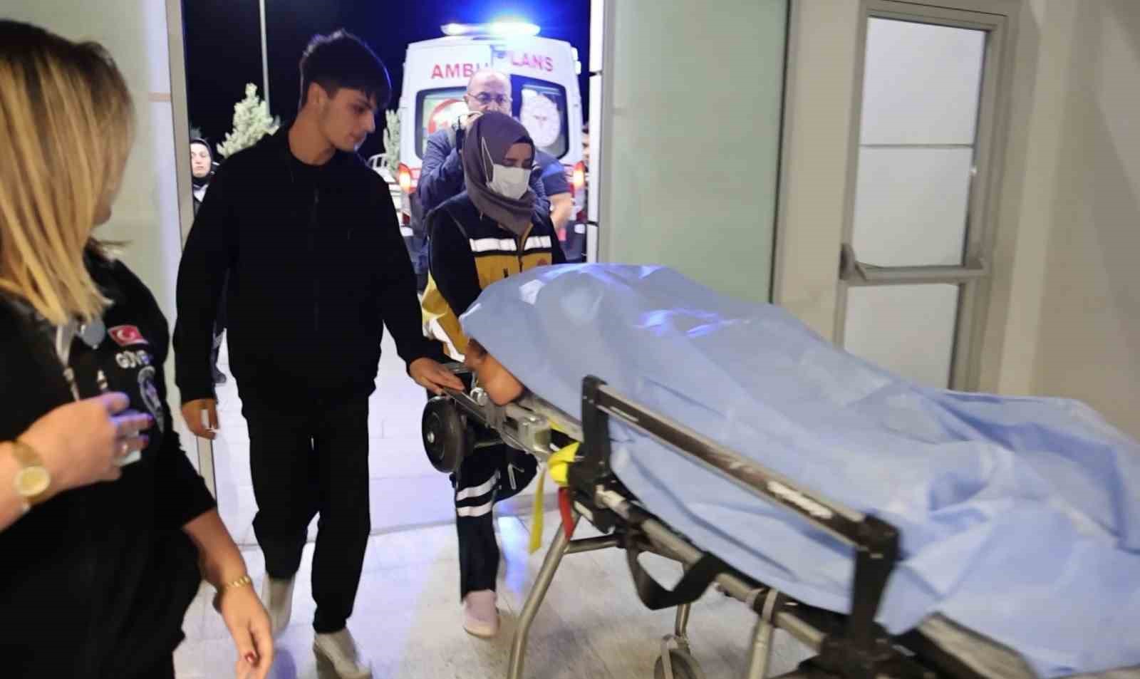 kavga-eden-gencler-birbirlerini-bicakladi-2-yarali