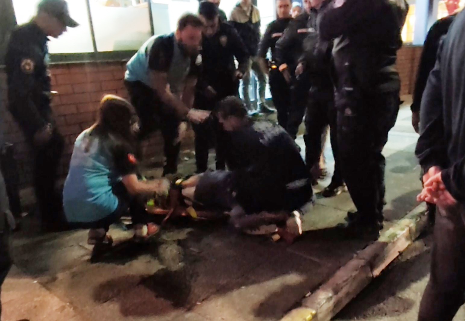 kavga-eden-gencler-birbirlerini-bicakladi-2-yarali