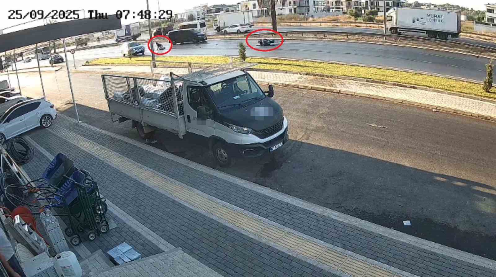 kaza-yapan-motosikletlinin-arac-altinda-kalmaktan-son-anda-kurtulusu-kamerada