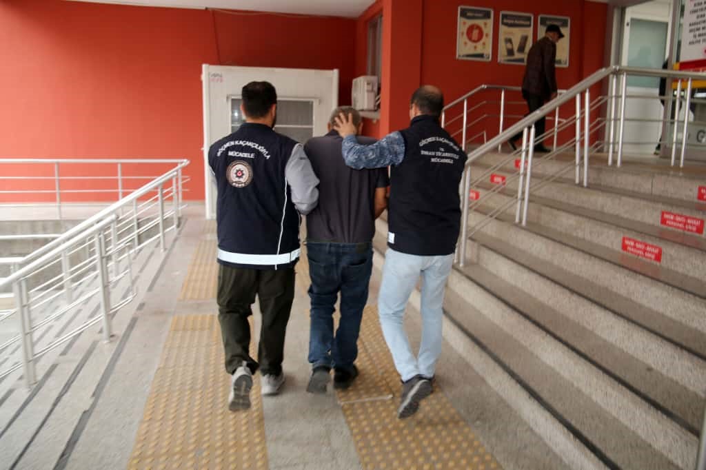 kocaelide-firari-hukumlu-ve-2-gocmen-kacakcisi-tutuklandi