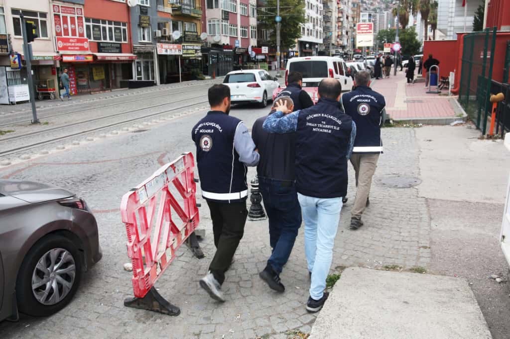 kocaelide-firari-hukumlu-ve-2-gocmen-kacakcisi-tutuklandi