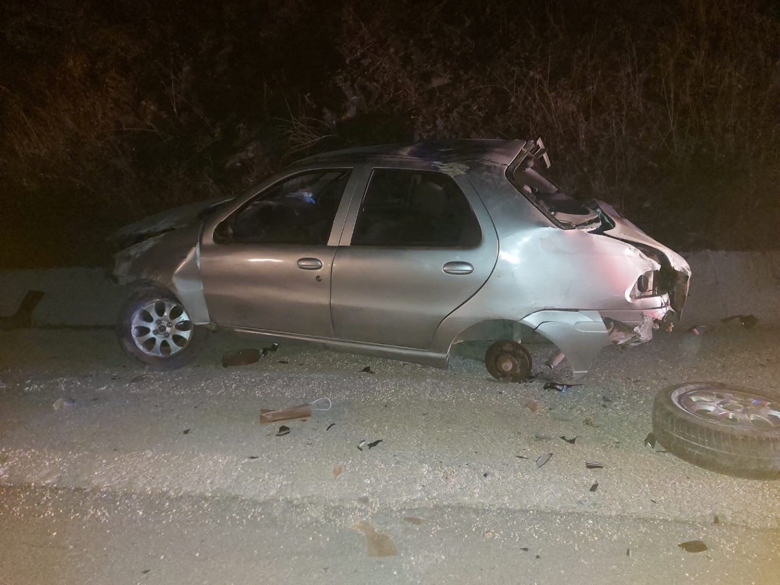 kontrolden-cikan-otomobil-beton-zemine-carpti-2-kisi-yaralandi