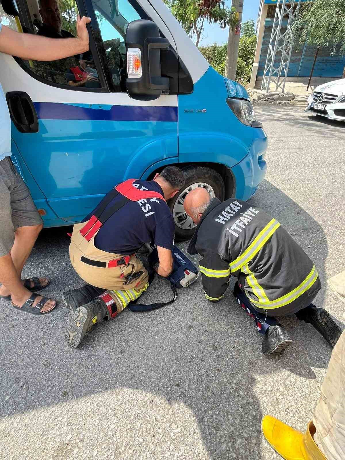 minibusun-altinda-sikisip-mahsur-kalan-kopegi-itfaiye-kurtardi
