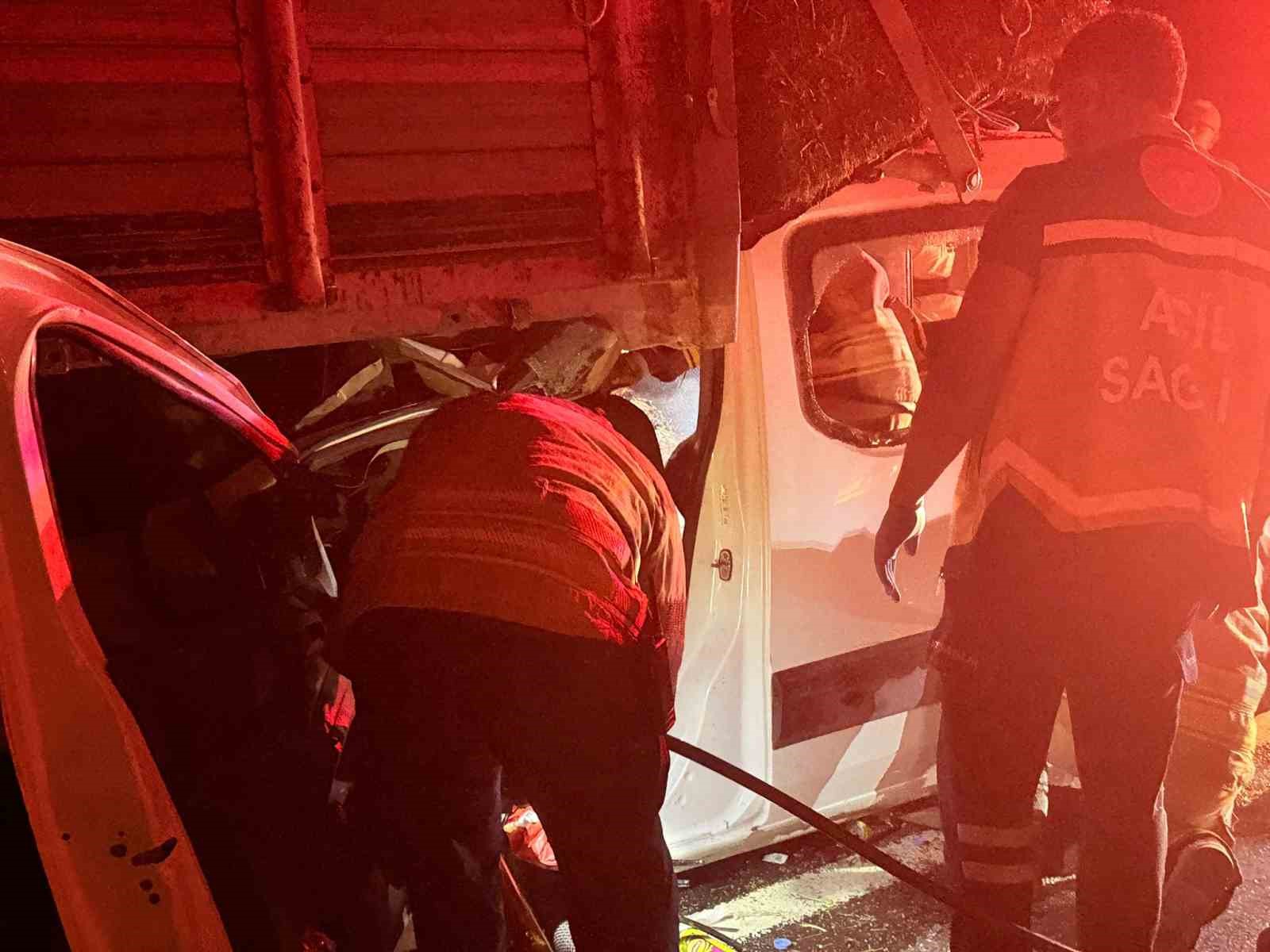 polatlida-hafif-ticari-arac-kamyonun-altina-girdi-2-olu-1-yarali