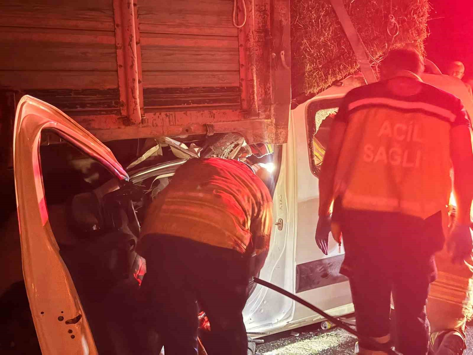 polatlida-hafif-ticari-arac-kamyonun-altina-girdi-2-olu-1-yarali