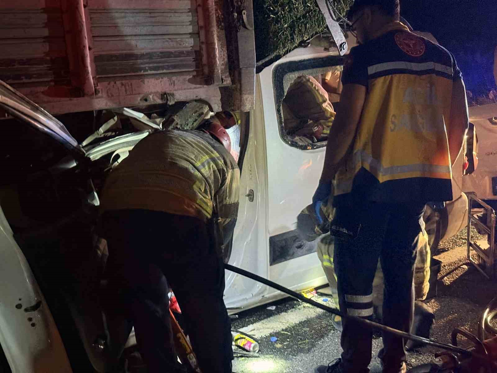 polatlida-hafif-ticari-arac-kamyonun-altina-girdi-2-olu-1-yarali