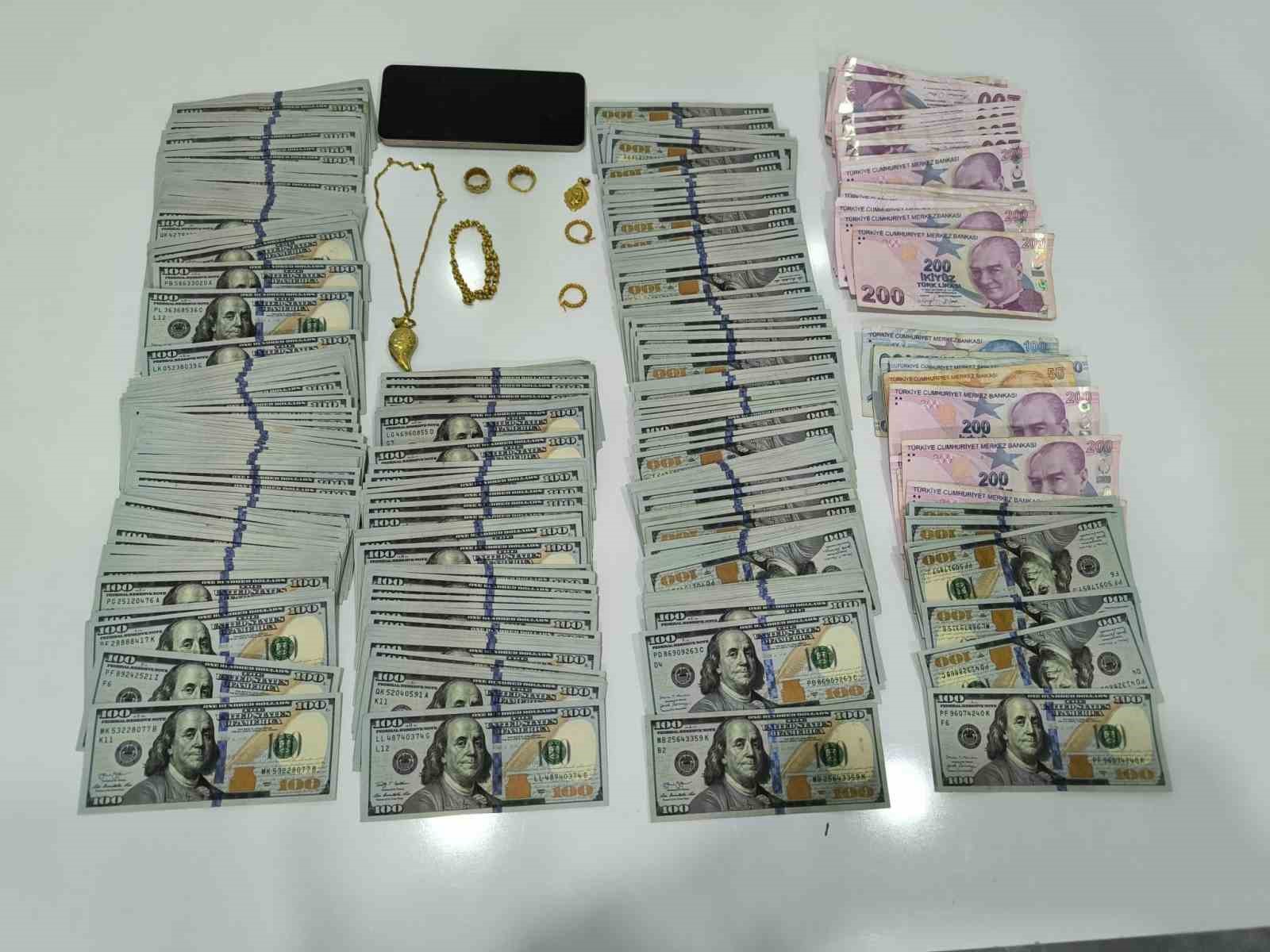 sahte-polisler-yakalandi-2-milyon-600-bin-tllik-vurgun