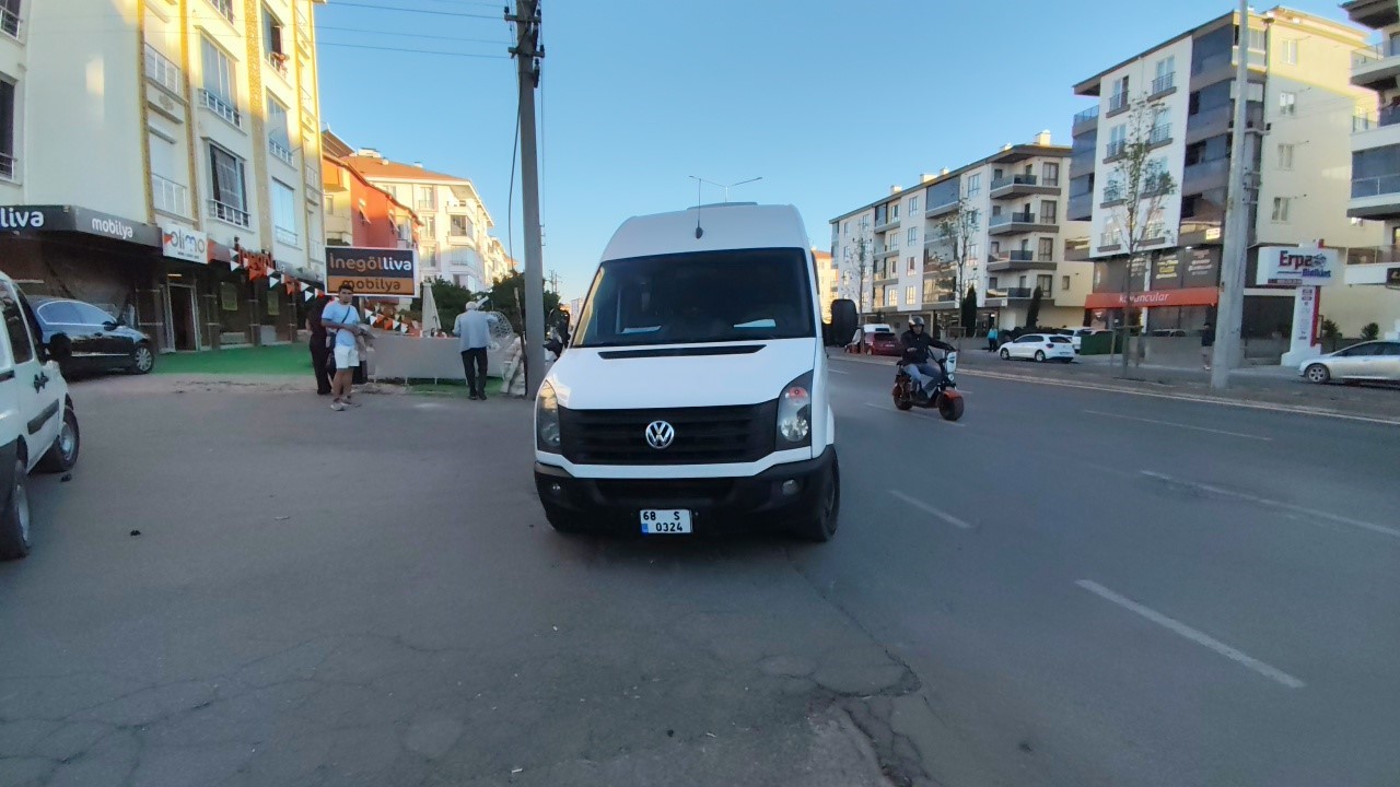 servis-minibusu-ile-motosiklet-carpisti-1-agir-yarali