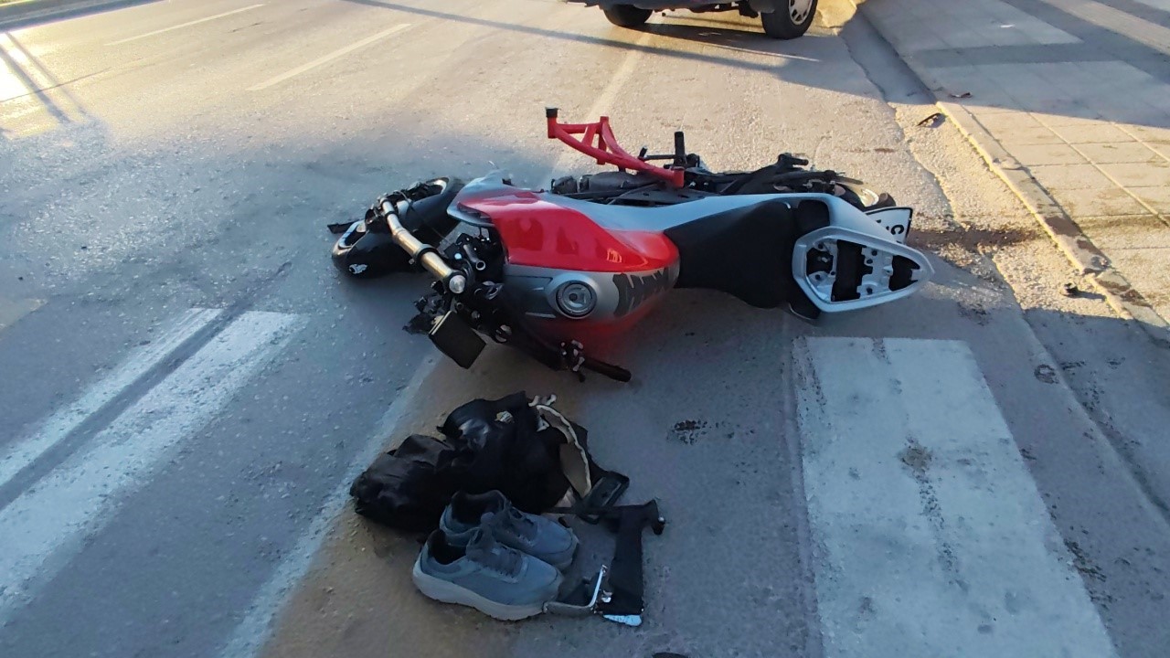 servis-minibusu-ile-motosiklet-carpisti-1-agir-yarali