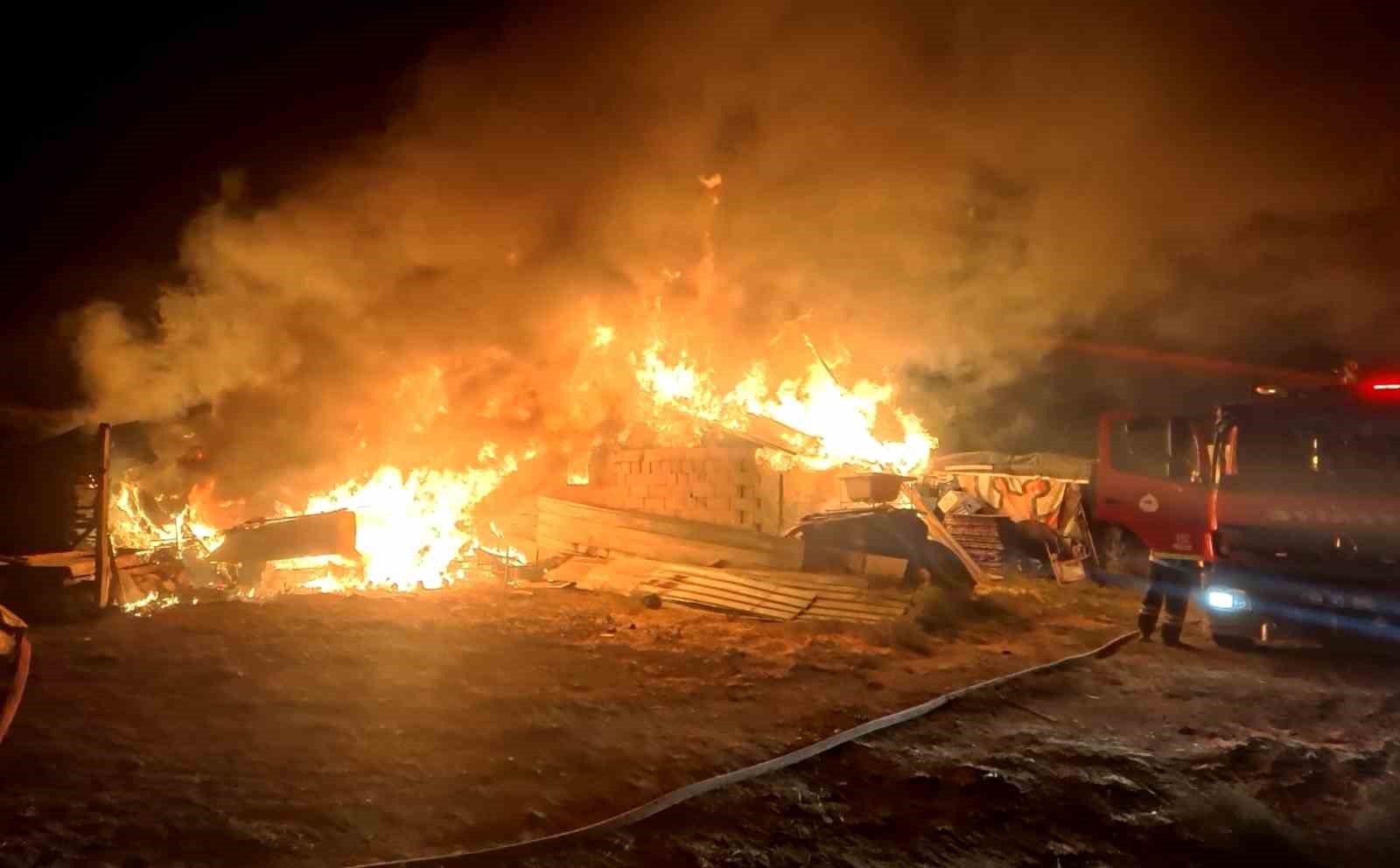 tandirda-yapilan-ekmek-evi-alev-alev-yakti