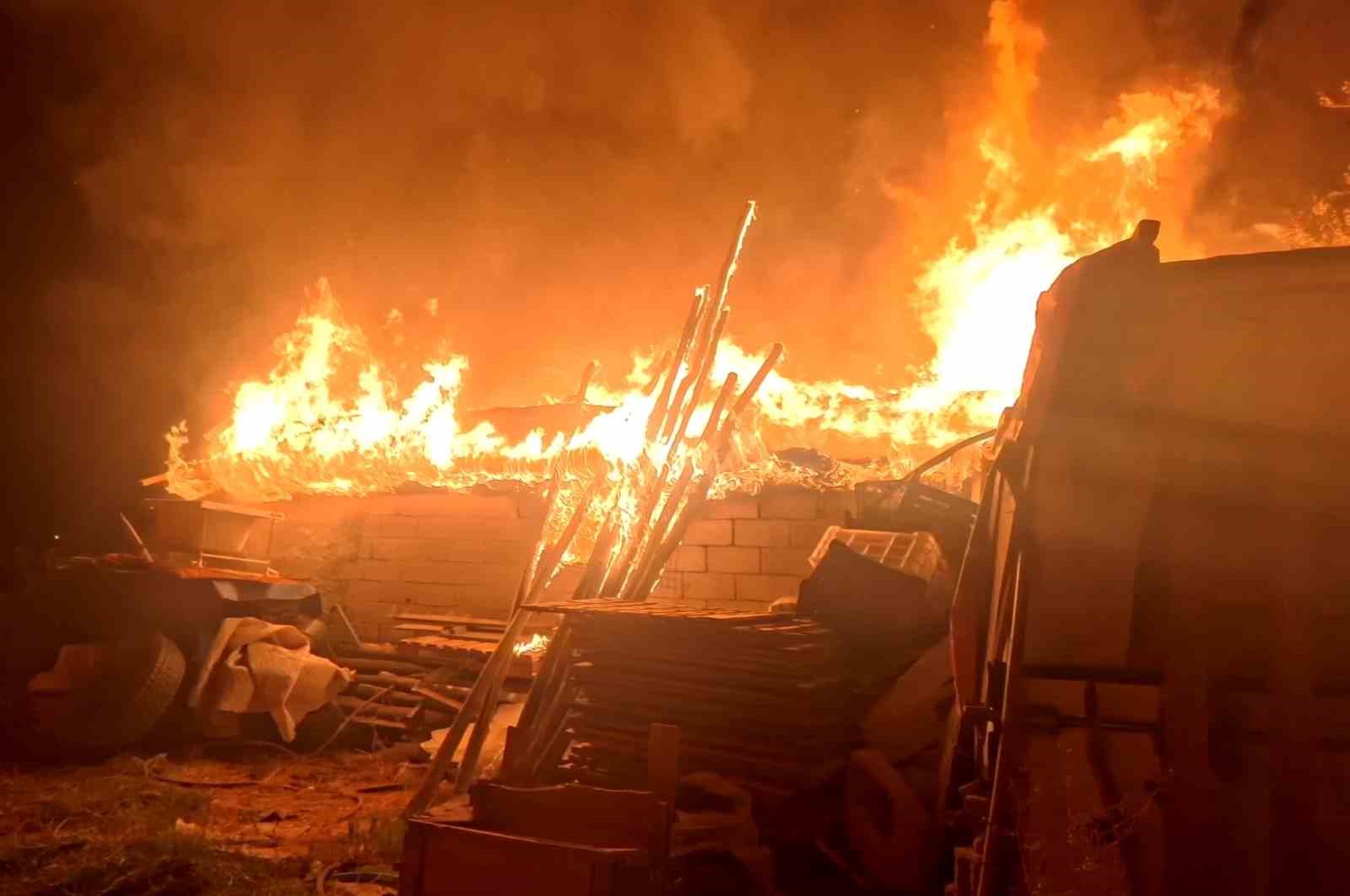 tandirda-yapilan-ekmek-evi-alev-alev-yakti