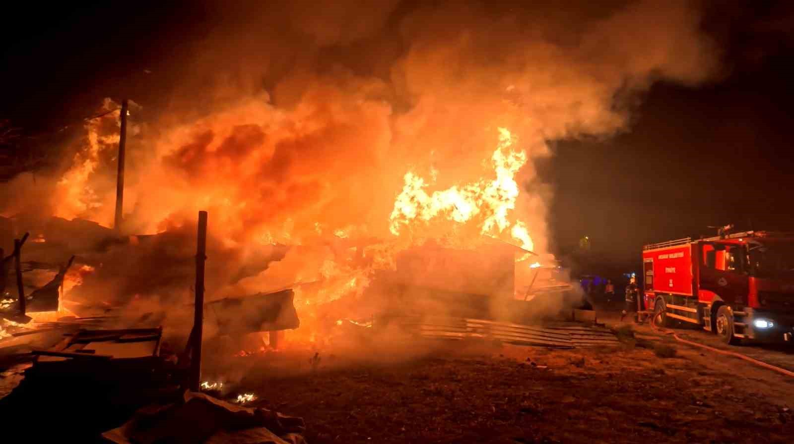 tandirda-yapilan-ekmek-evi-alev-alev-yakti