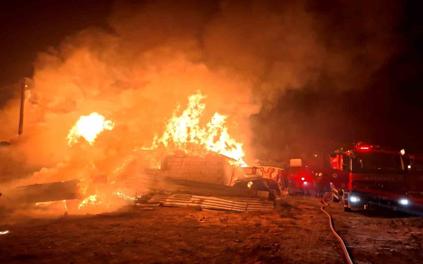 tandirda-yapilan-ekmek-evi-alev-alev-yakti