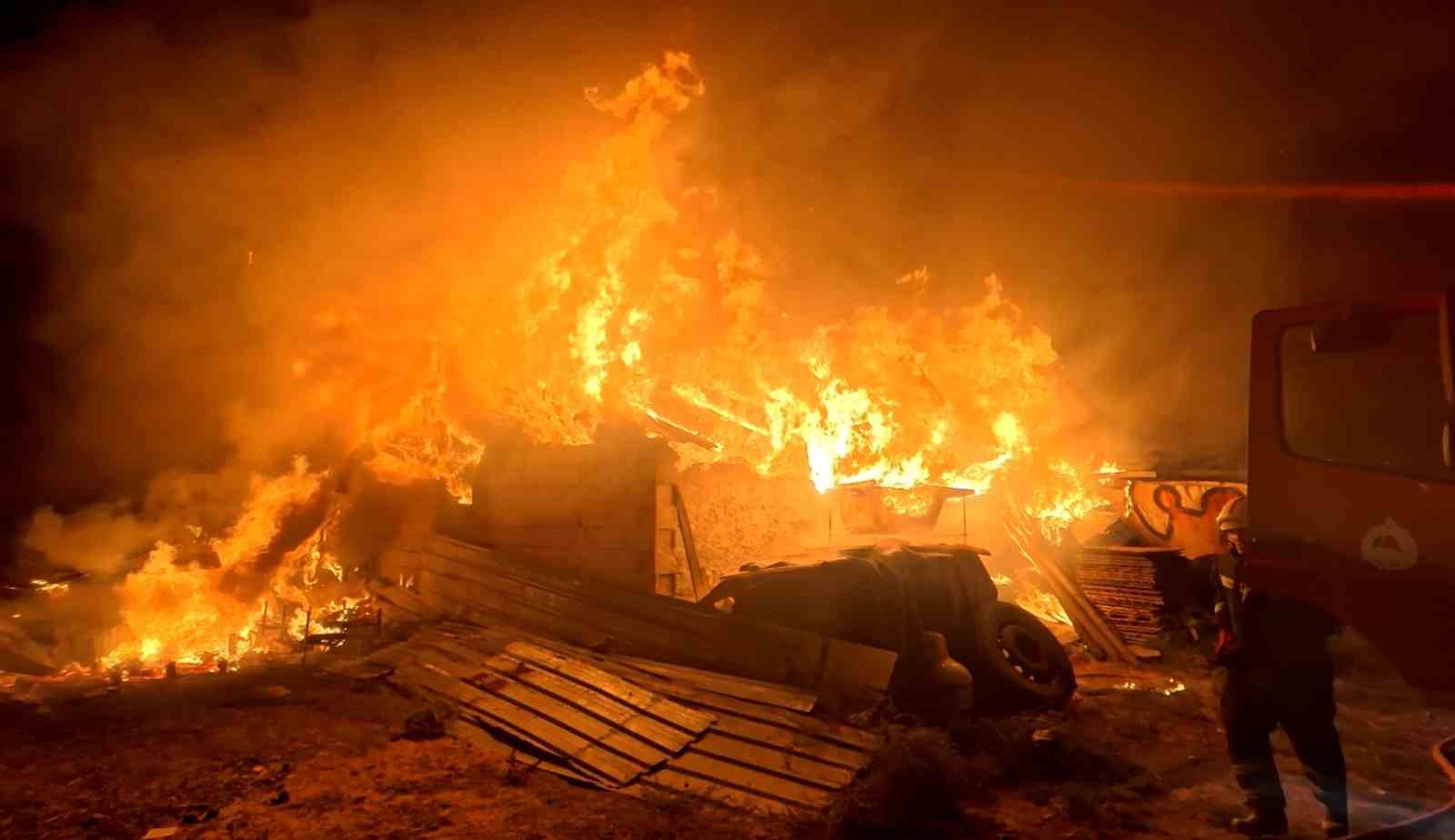 tandirda-yapilan-ekmek-evi-alev-alev-yakti