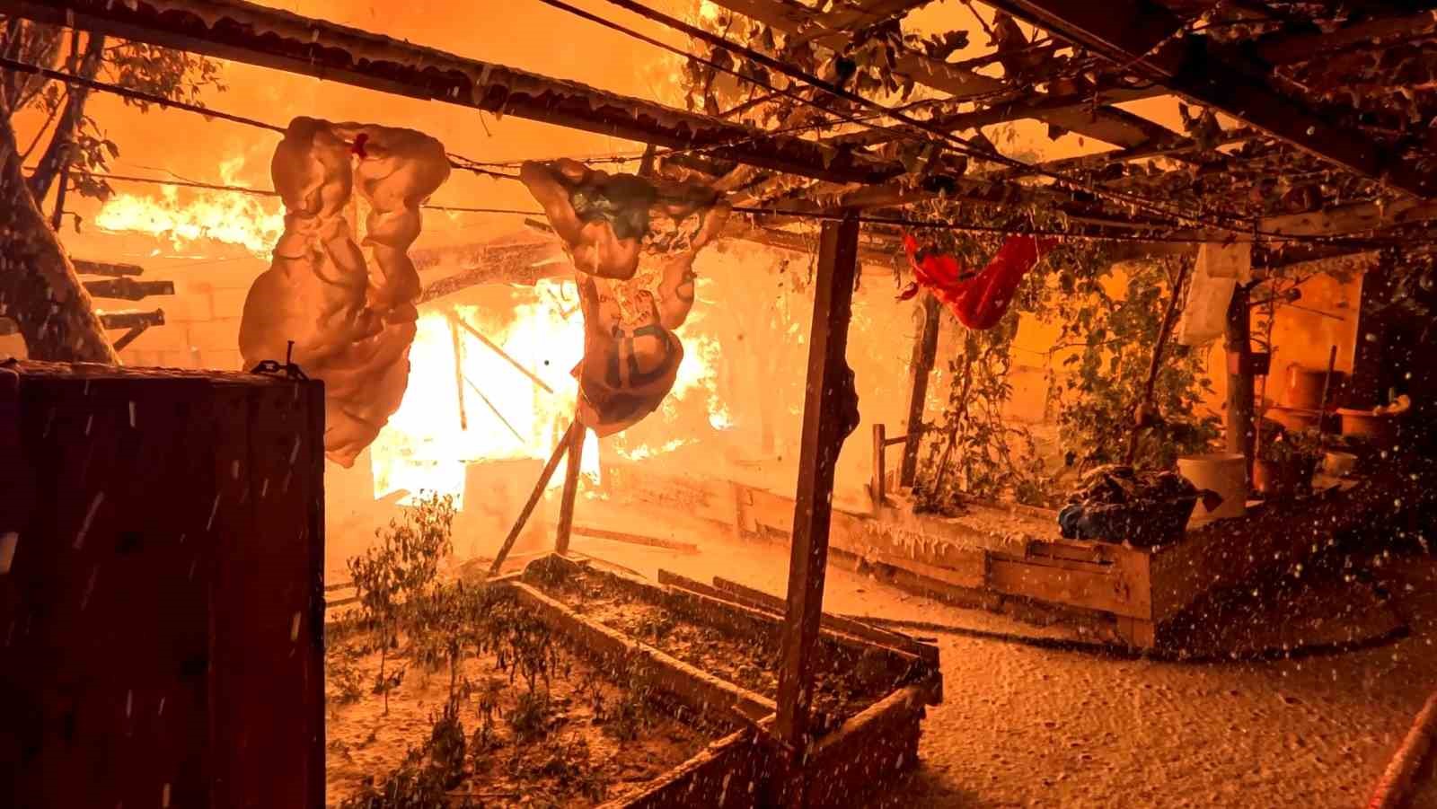 tandirda-yapilan-ekmek-evi-alev-alev-yakti