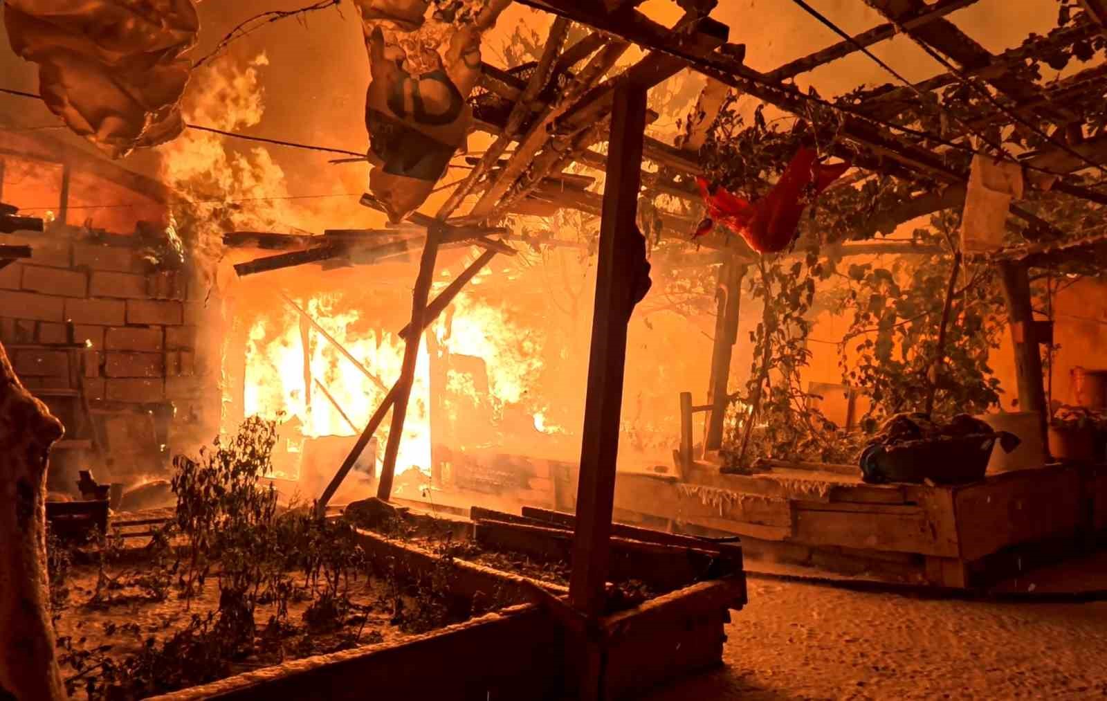 tandirda-yapilan-ekmek-evi-alev-alev-yakti