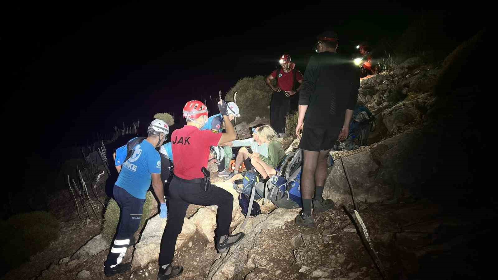 tarihi-yolda-mahsur-kalan-3-kisi-kurtarildi