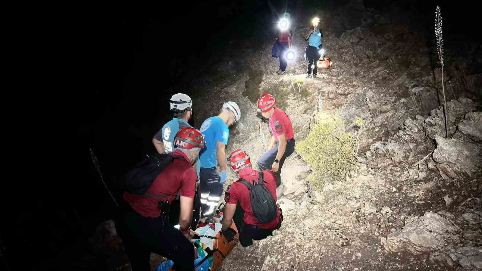 tarihi-yolda-mahsur-kalan-3-kisi-kurtarildi