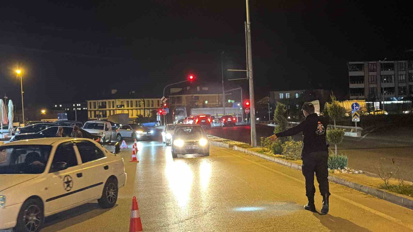 universite-bolgesinin-huzur-ve-guvenligi-icin-300-polisle-es-zamanli-denetim